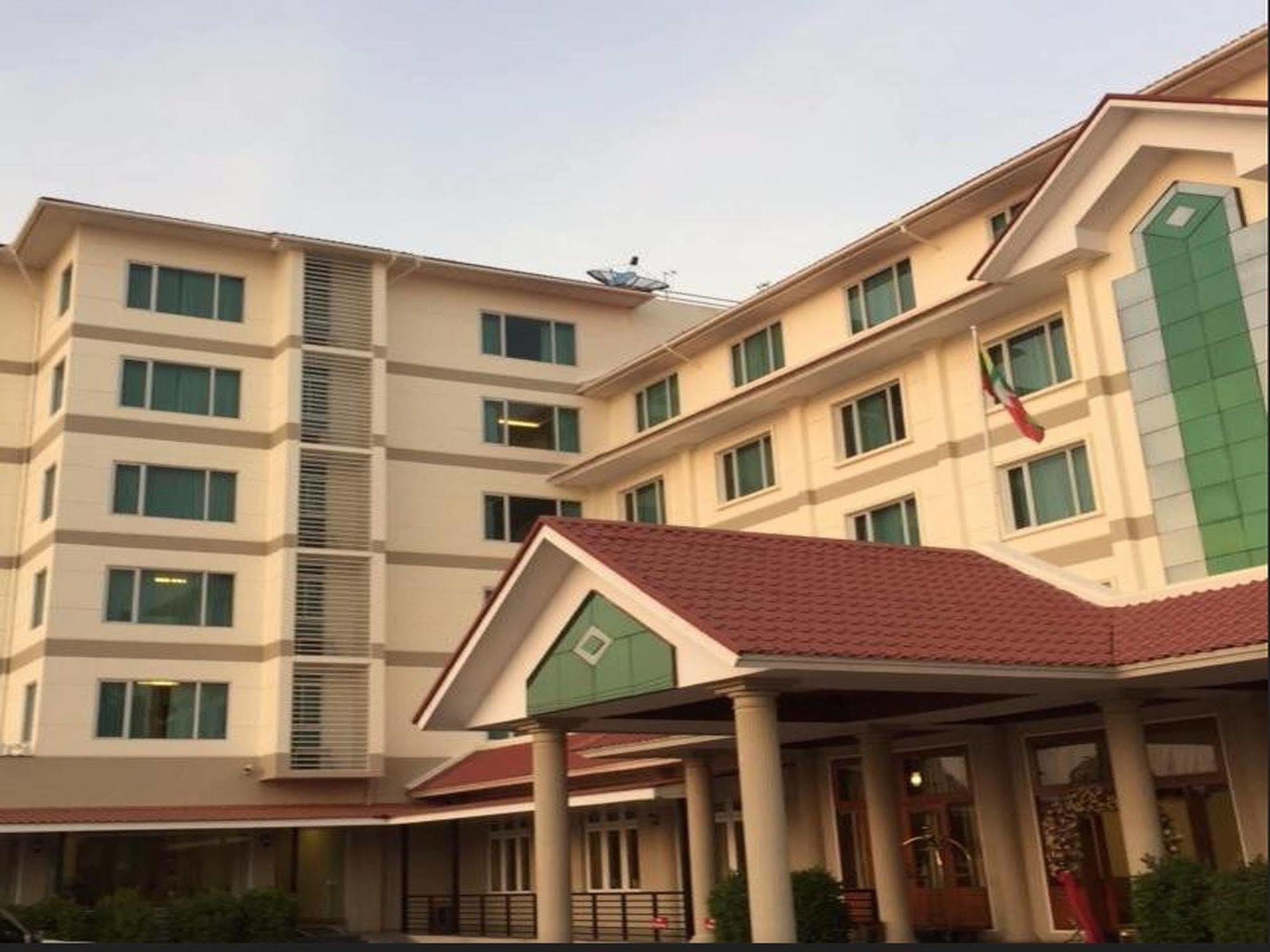 Ngwe Moe Hotel Молам'яйн Екстер'єр фото