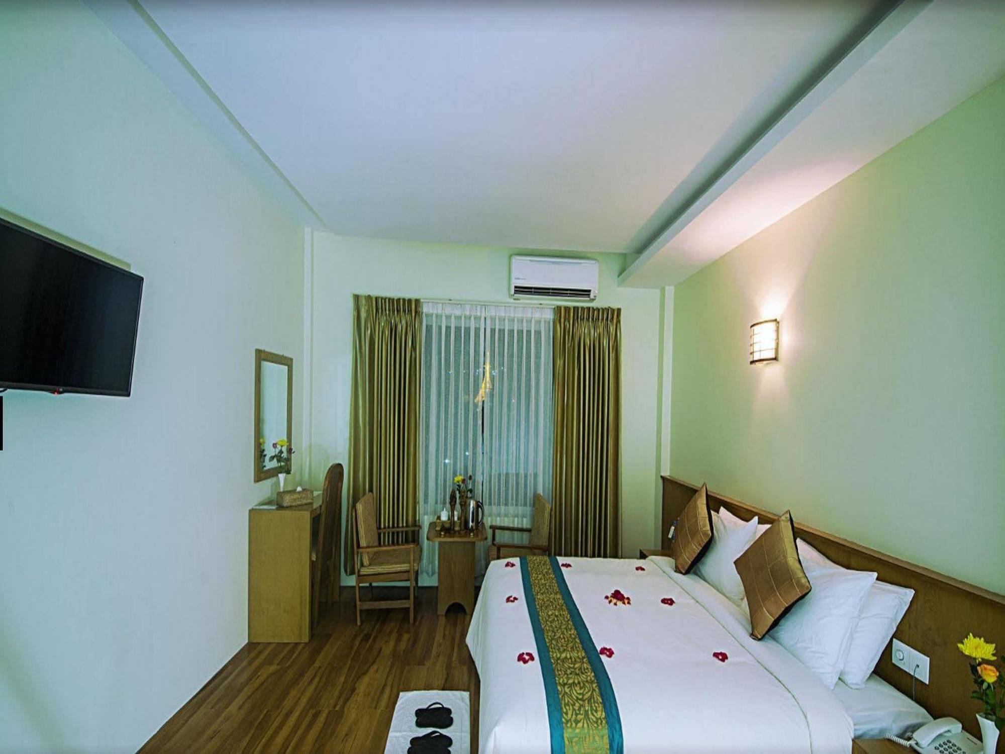 Ngwe Moe Hotel Молам'яйн Екстер'єр фото